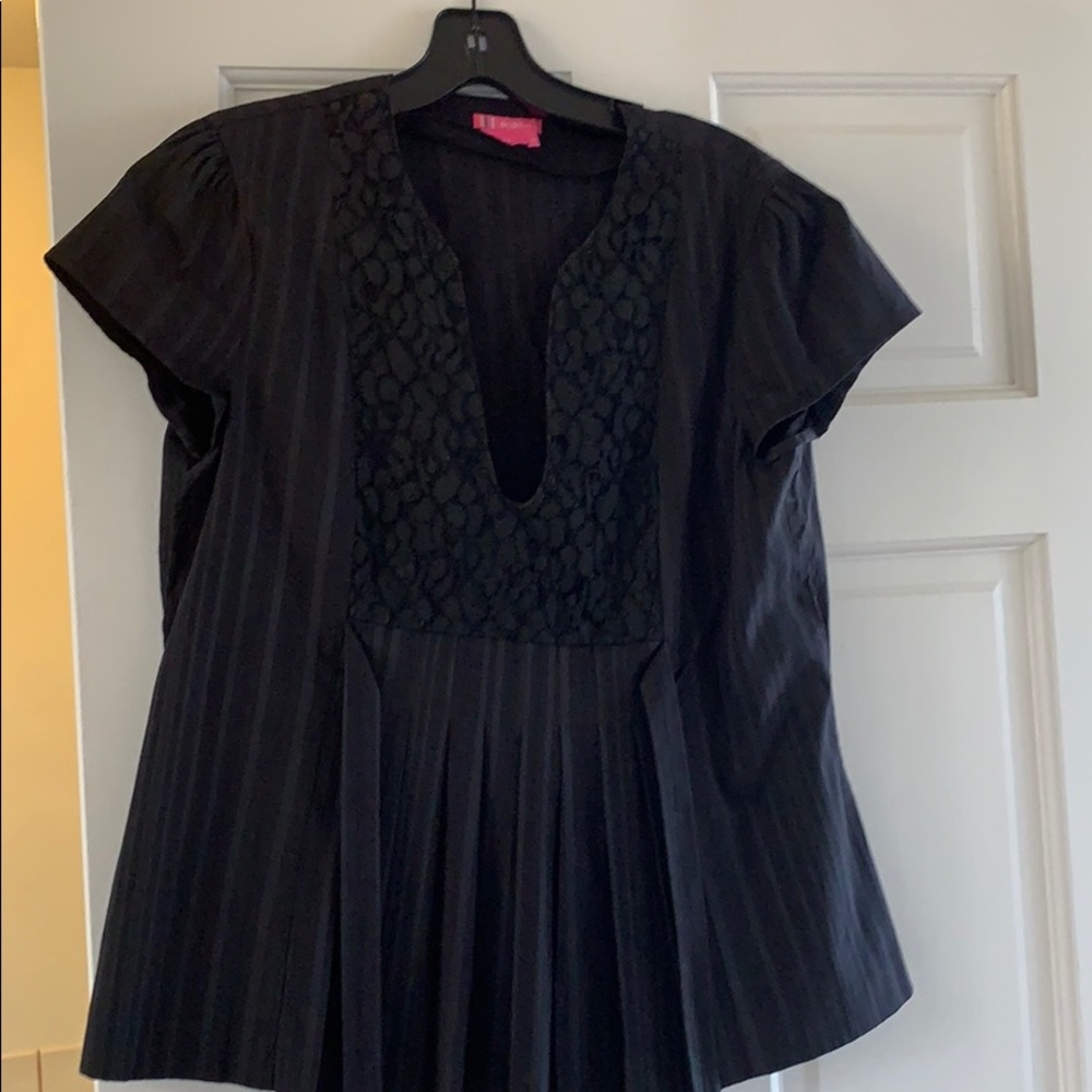 Flatter black back tie top